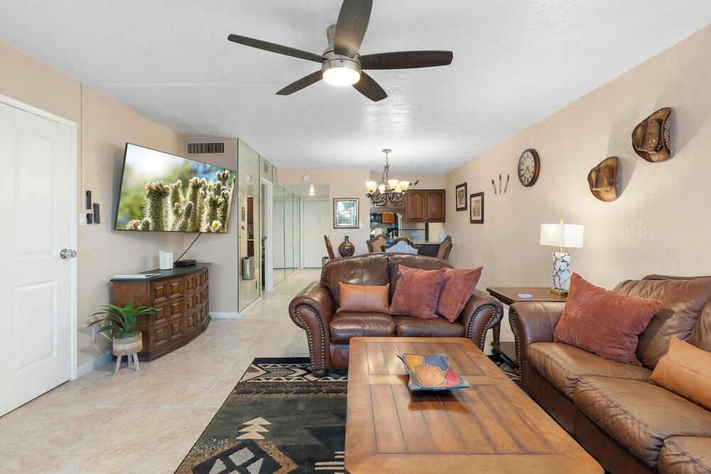 Walk to Old Town & Fashion Square, Condo w/ Patio