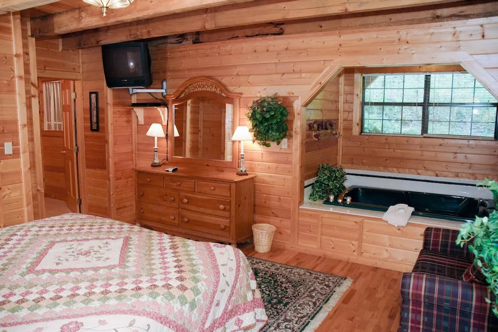 ON THE RIDGE - 3 Br Cabin