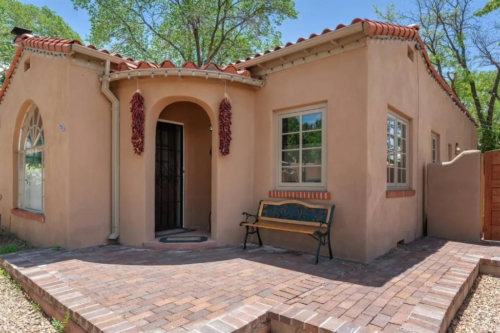 Casa O'keeffe - Five-minute Walk to The Plaza, Quiet Neighborhood, Comfort and Convenience