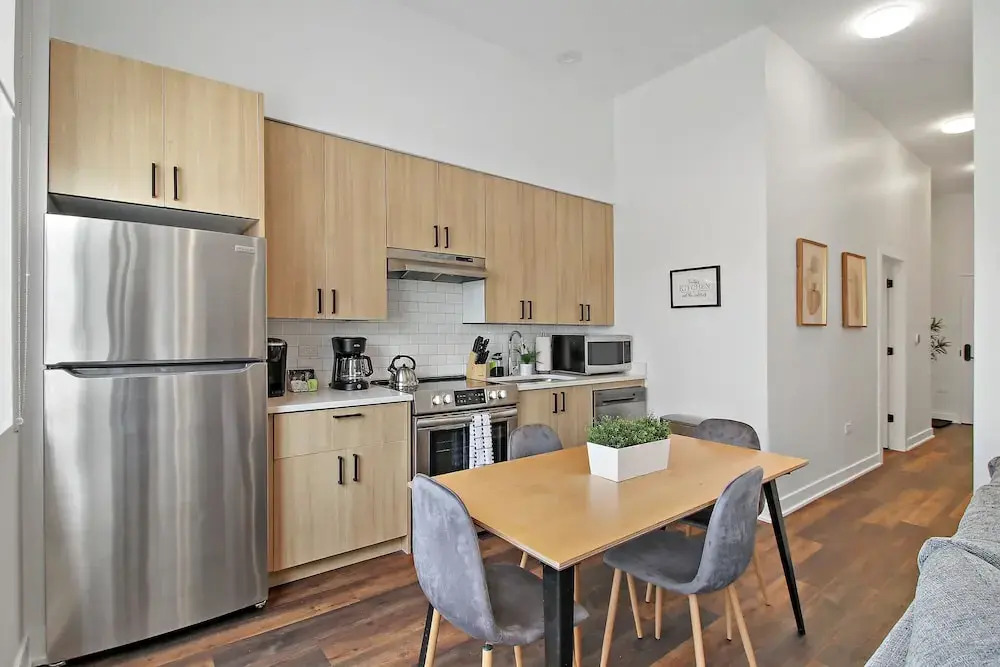 Stylish 4BR Stay - State rep