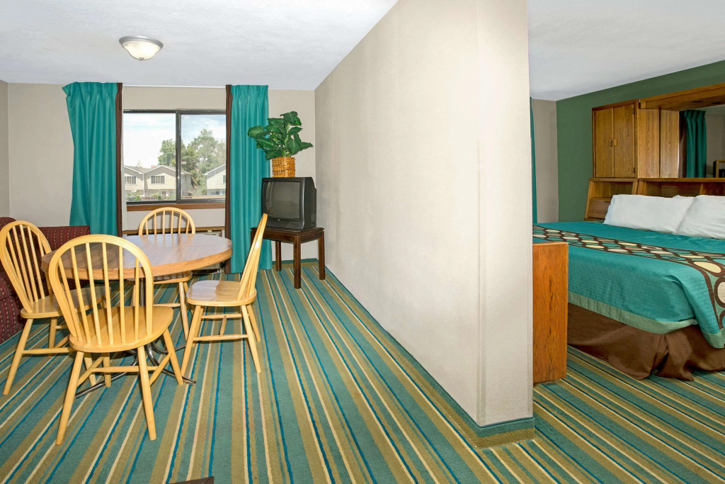 Super 8 by Wyndham Denver Stapleton