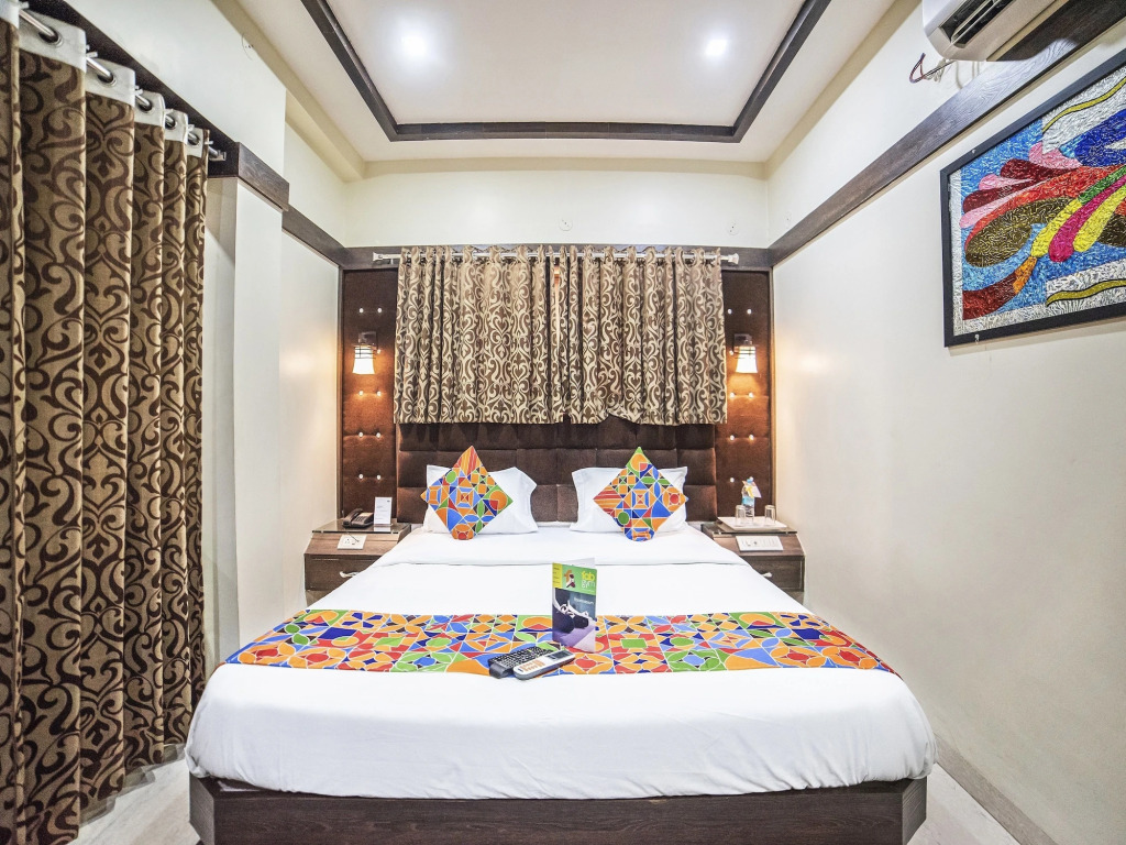 Fabhotel Santoor - Geeta Bhawan Square
