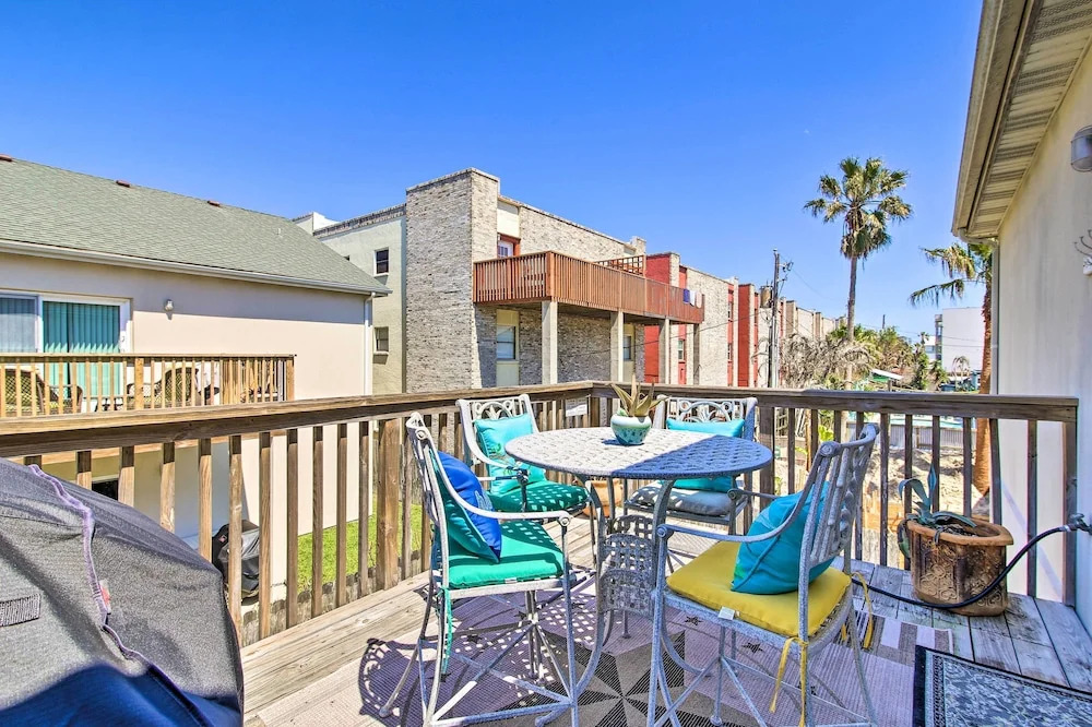 South Padre Island Condo w/ Pool Access & Balcony!
