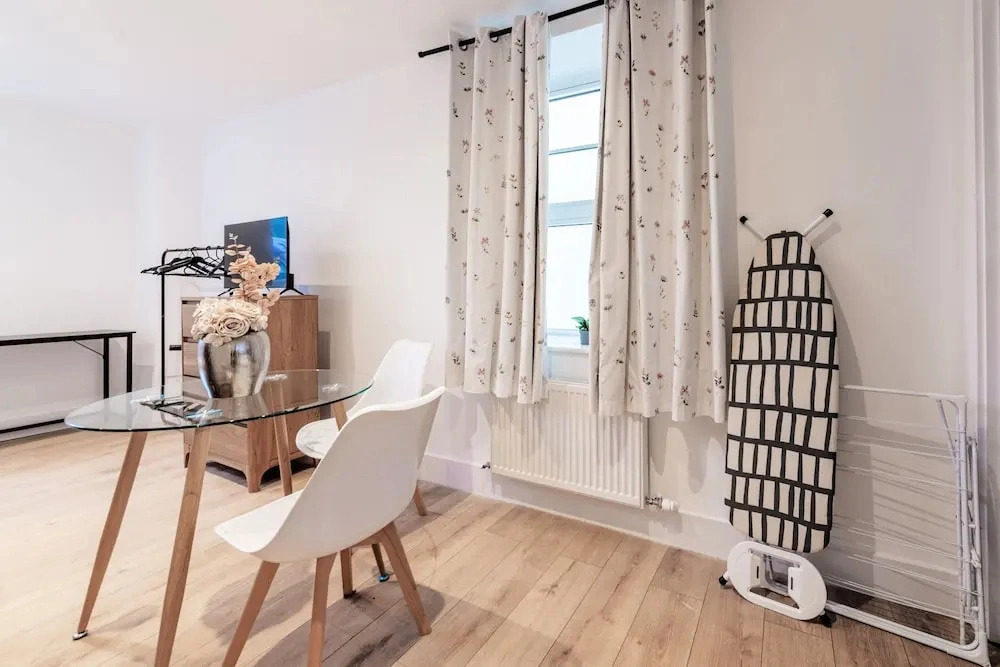 Central - Stay 2 - Near Transport - Wifi - Parking