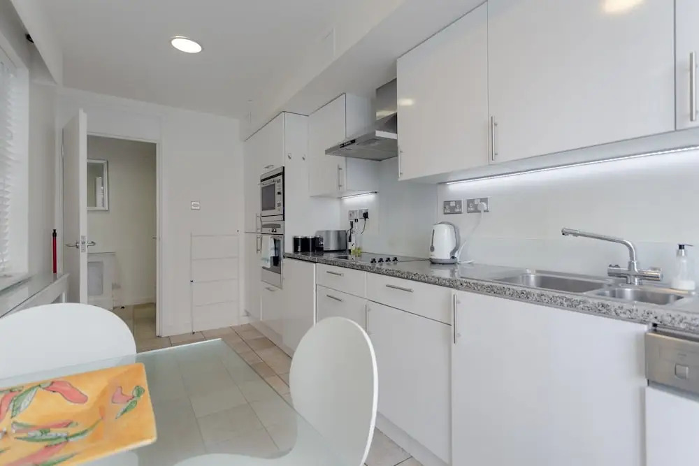 2 Bedroom House in Maida Vale With Balcony