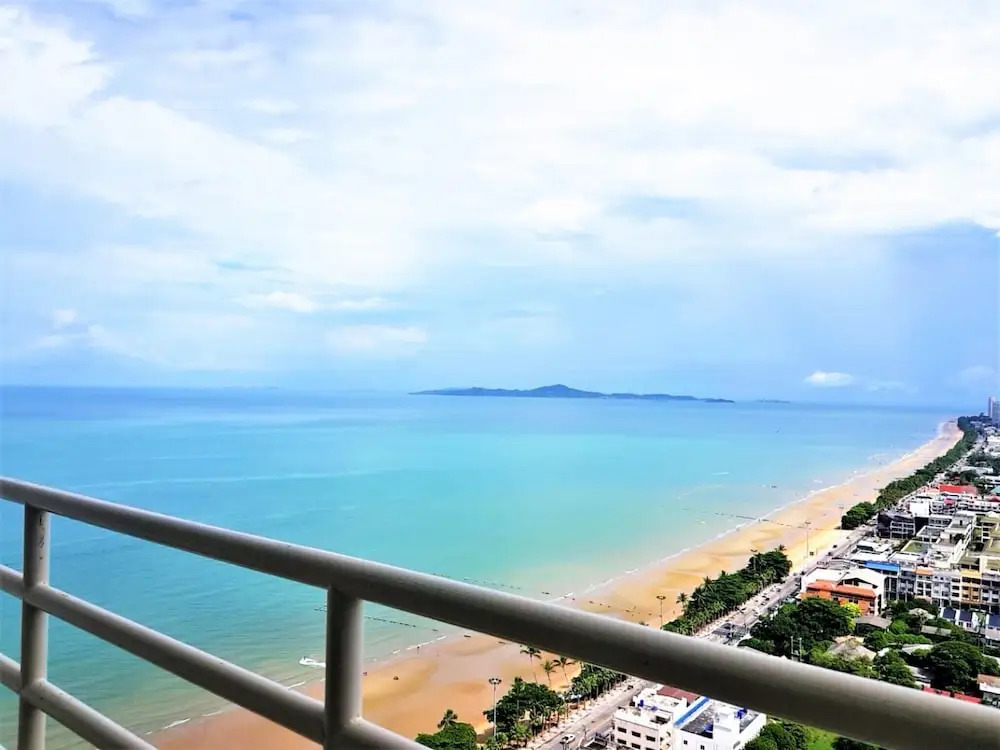30th Floor Beach Condo With Stunning sea Views