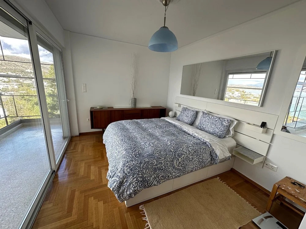 Luxurious 2-bed Seaside Apartment in Saronida