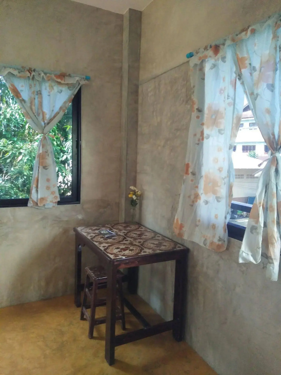 Happy House Backpackers