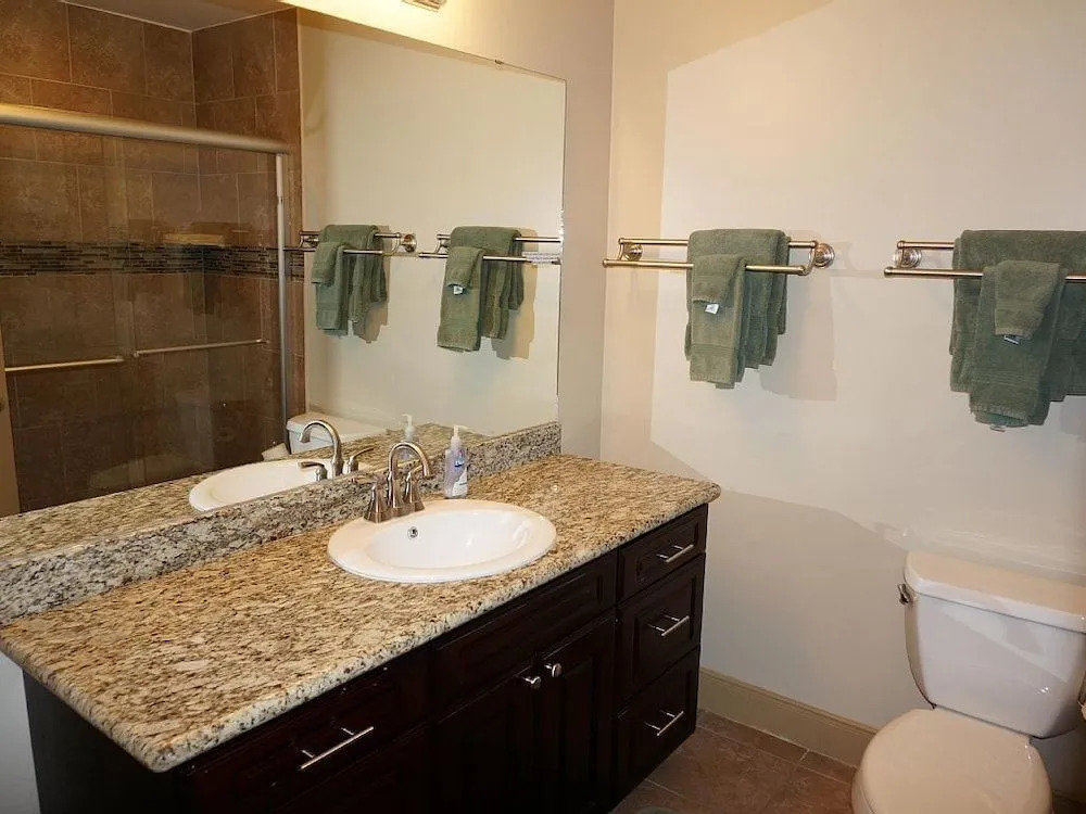 Beach-View Galveston Seawall Condo - 2 Br condo by RedAwning