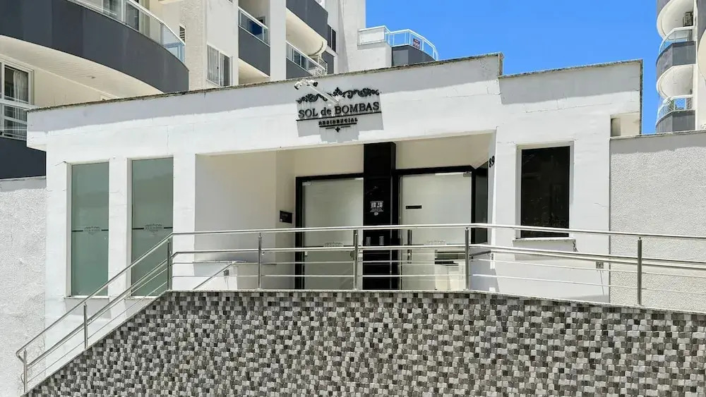 Apartamentos com piscinas na praia de Bombas