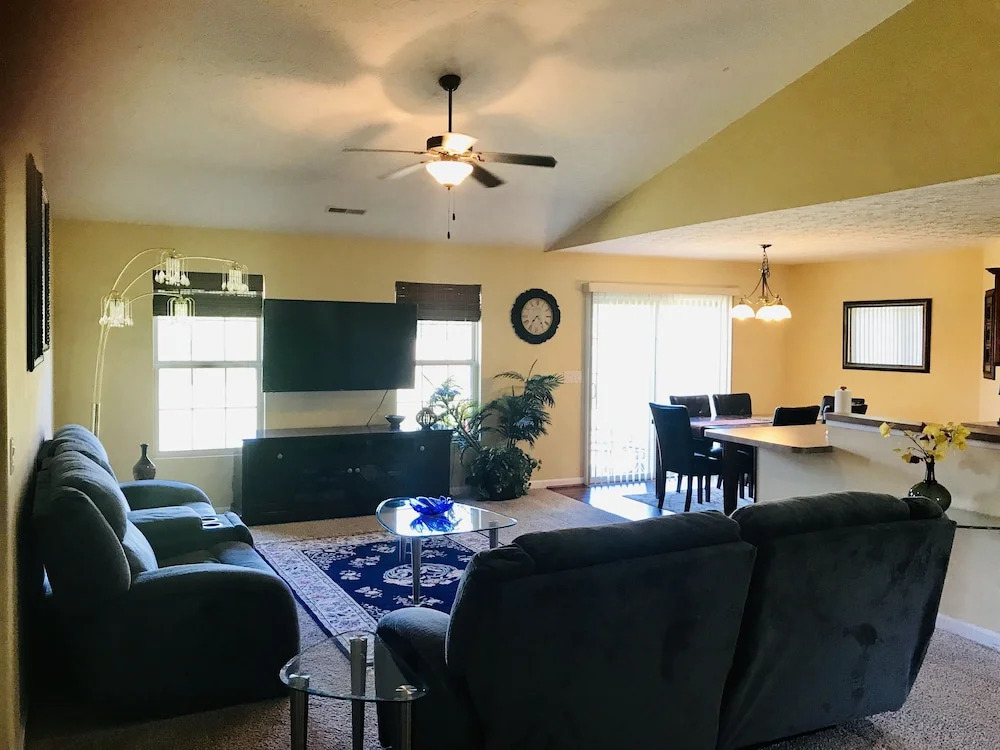 Spacious 3 BR Ranch House W Patio Yard in a Quiet Suburb