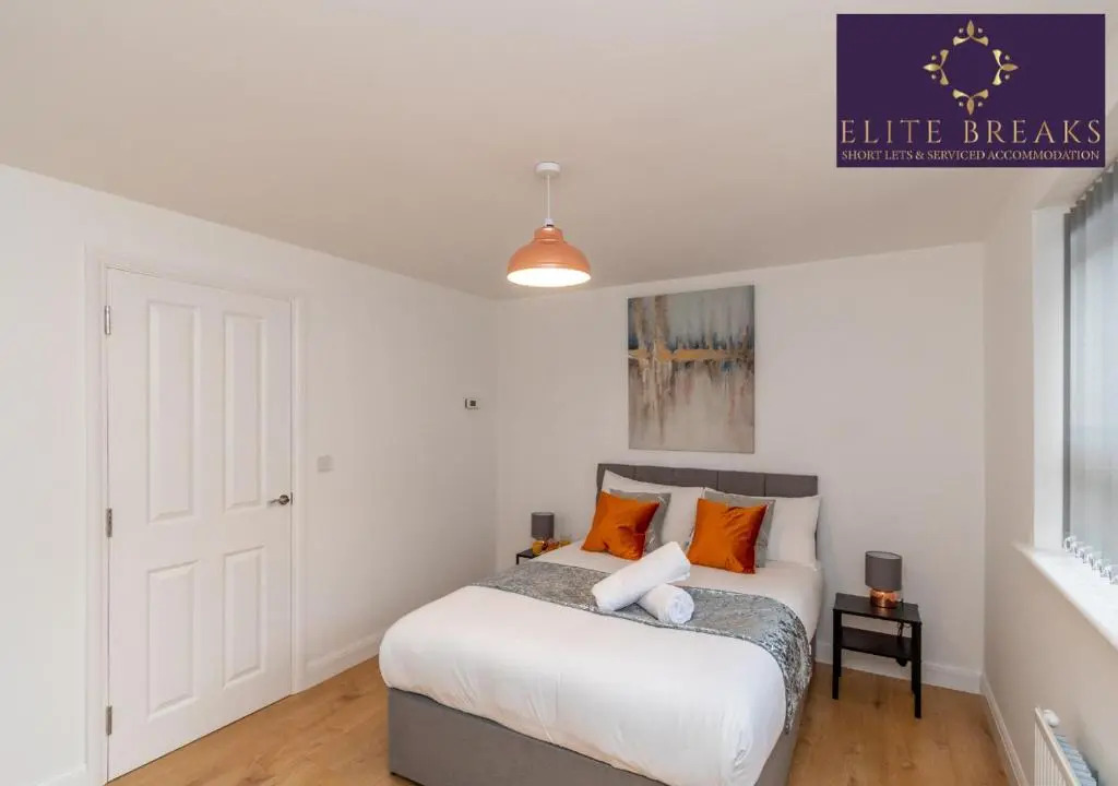 Central 4 bed house by Elite Breaks Serviced Accommodation Birmingham With Free Parking Sleeps upto 8