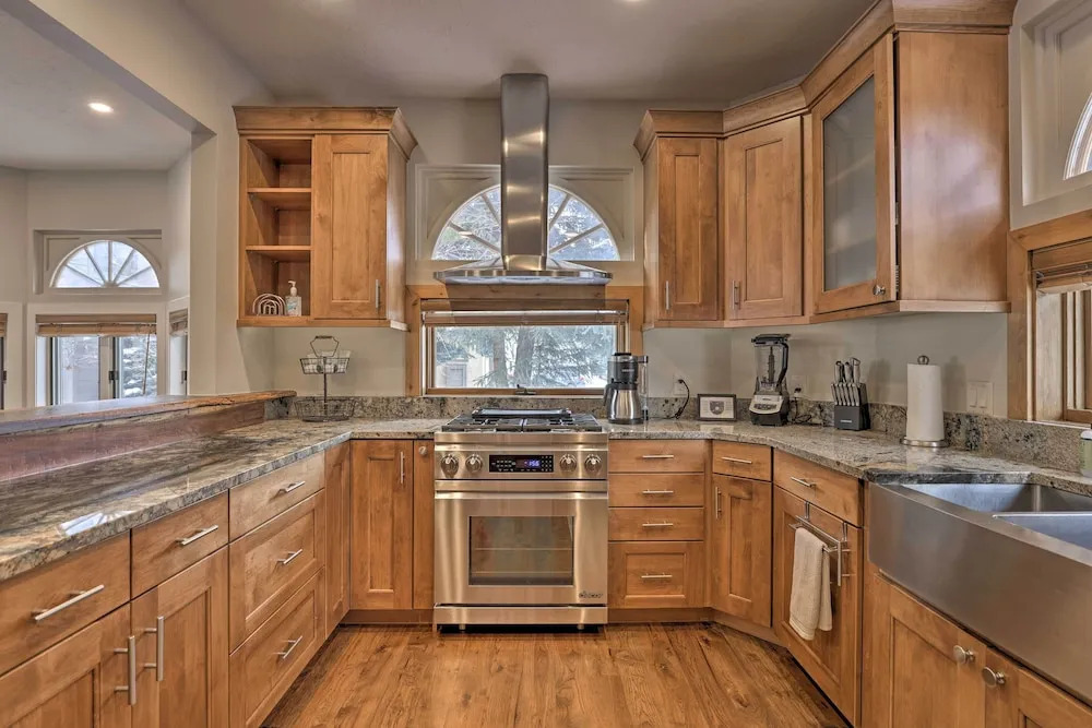 Townhome ~ 4 Mi to Beaver Creek & 8 Mi to Vail!