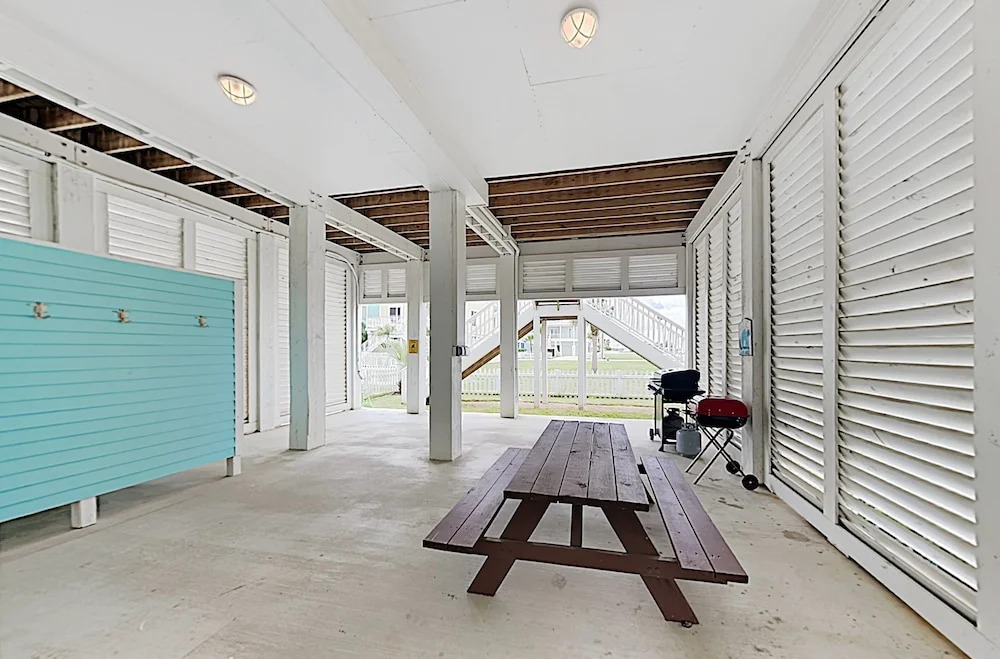 New Listing! The Water House: New Near Beach 3 Bedroom Home