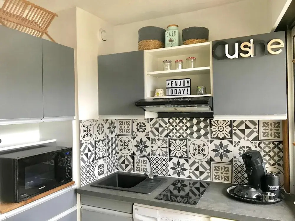 Studio in Mandelieu-la-napoule, With Wonderful Mountain View, Pool Access, Enclosed Garden - 1 km From the Beach