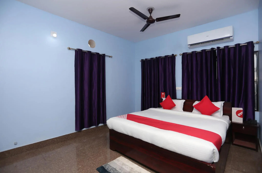 OYO 18355 Hotel Moonlight