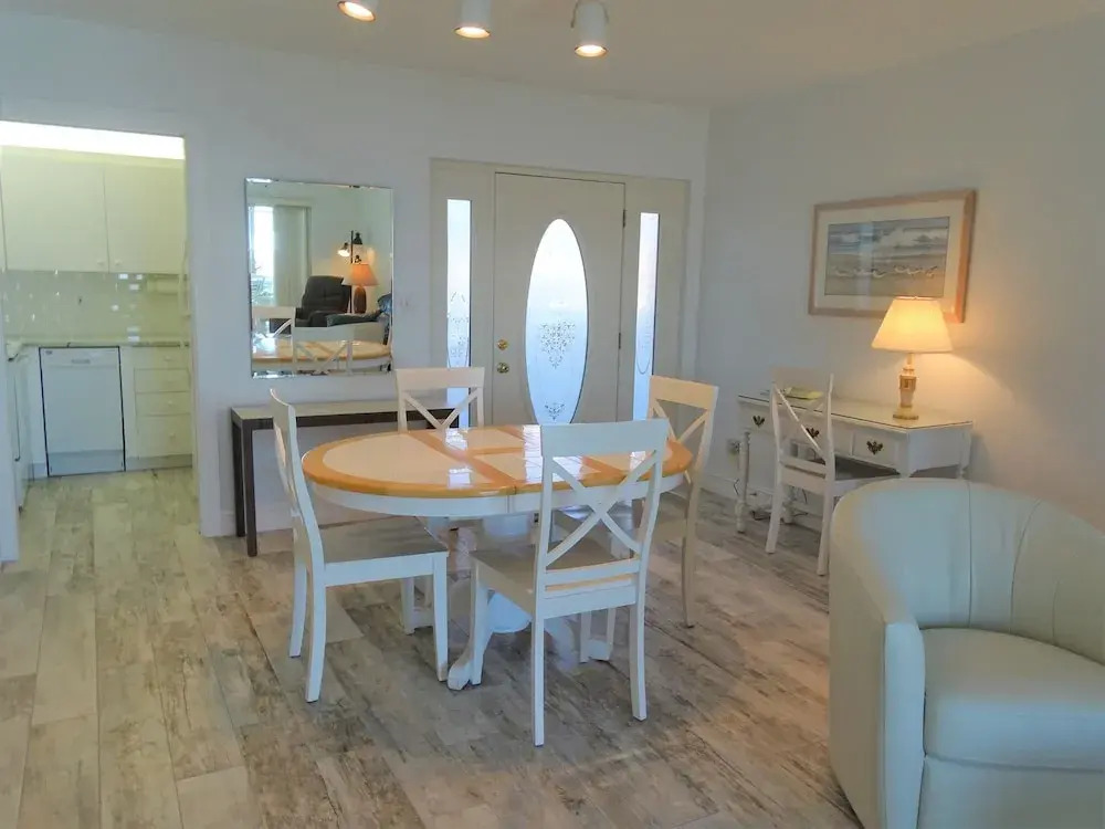 24 Aloha Kai 2 Bedrooms 1 Bathroom Apts