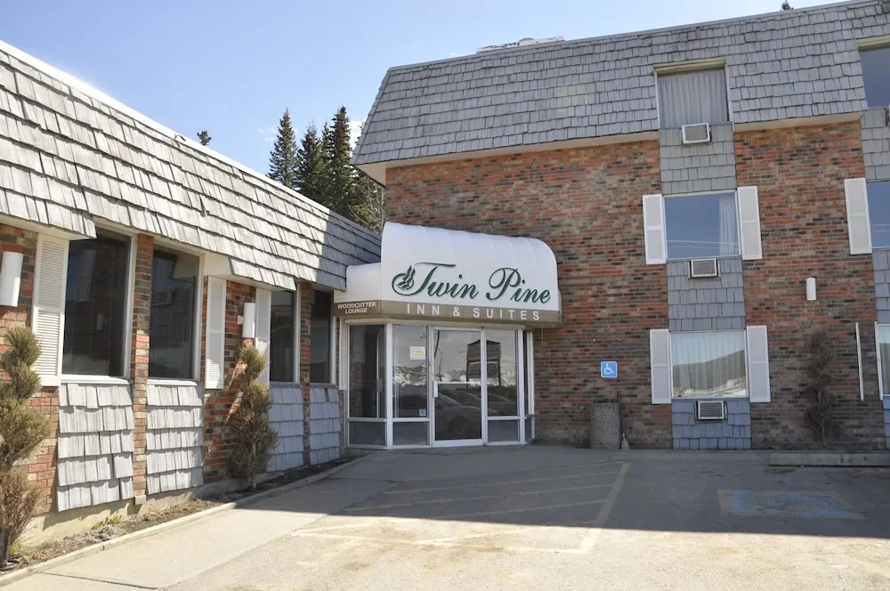 Twin Pine Inn & Suites
