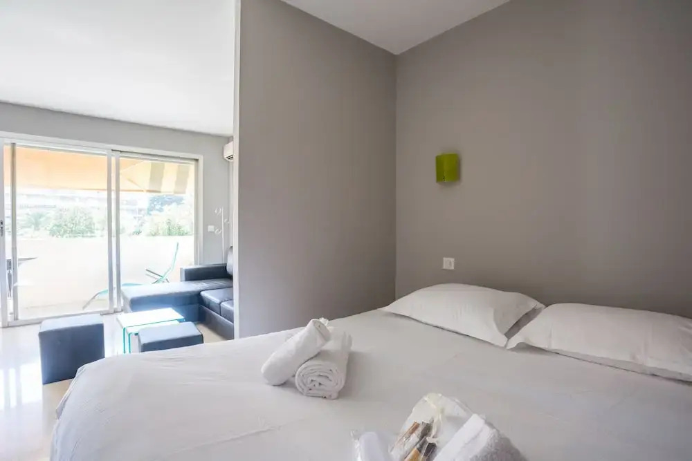 Modern A-C Studio by Weekome