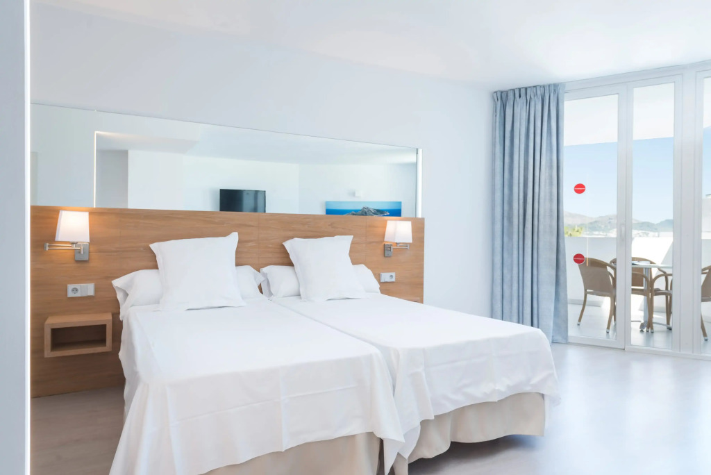 Loft studio with shared pool, near the beach