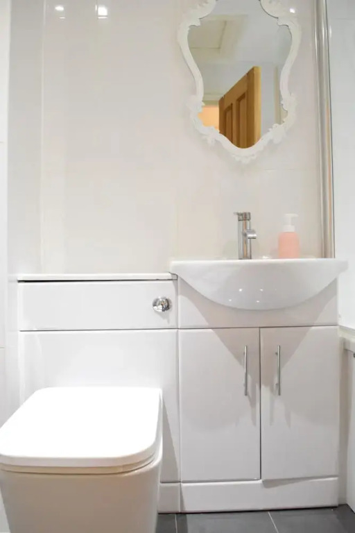 1 Bedroom Flat In Little Venice