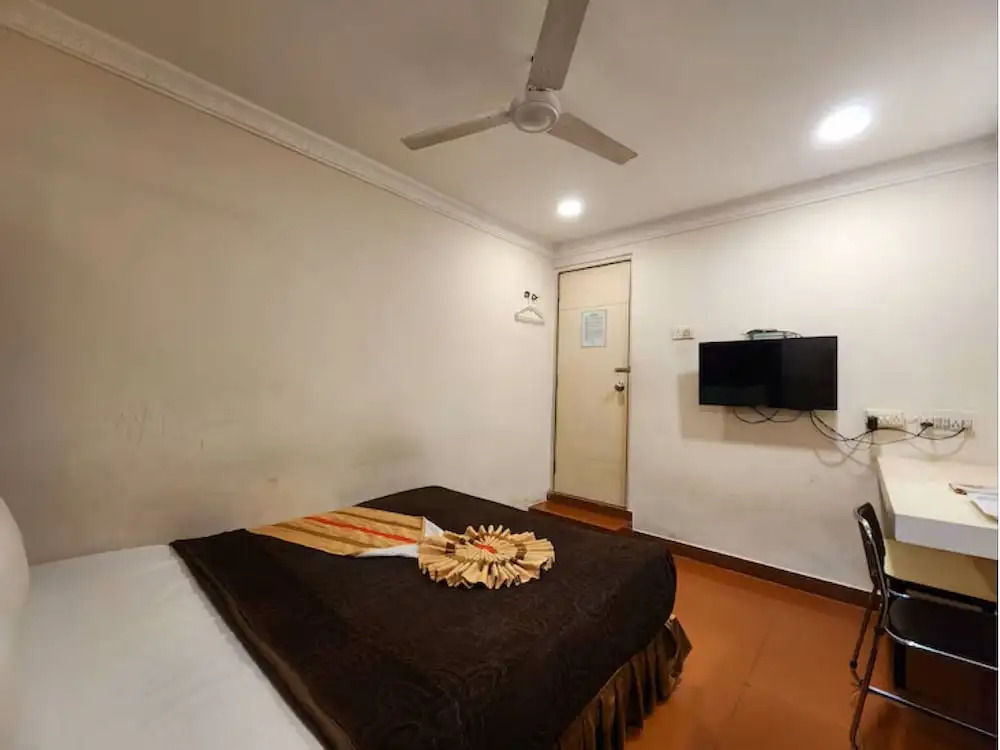 ZO Rooms Esplanade SN Banerjee Road