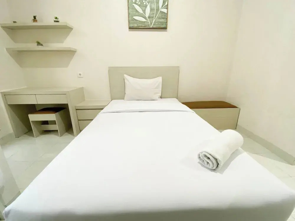 Minimalist And Homey Studio Room At Amartha View Apartment