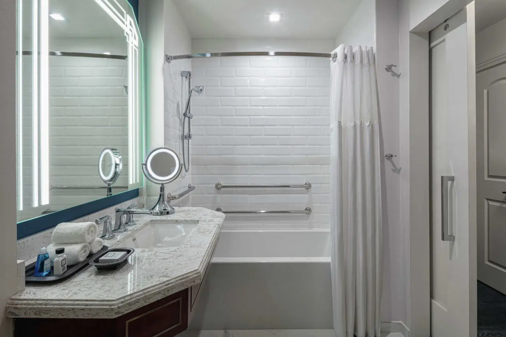 The Higgins Hotel New Orleans, Curio Collection by Hilton