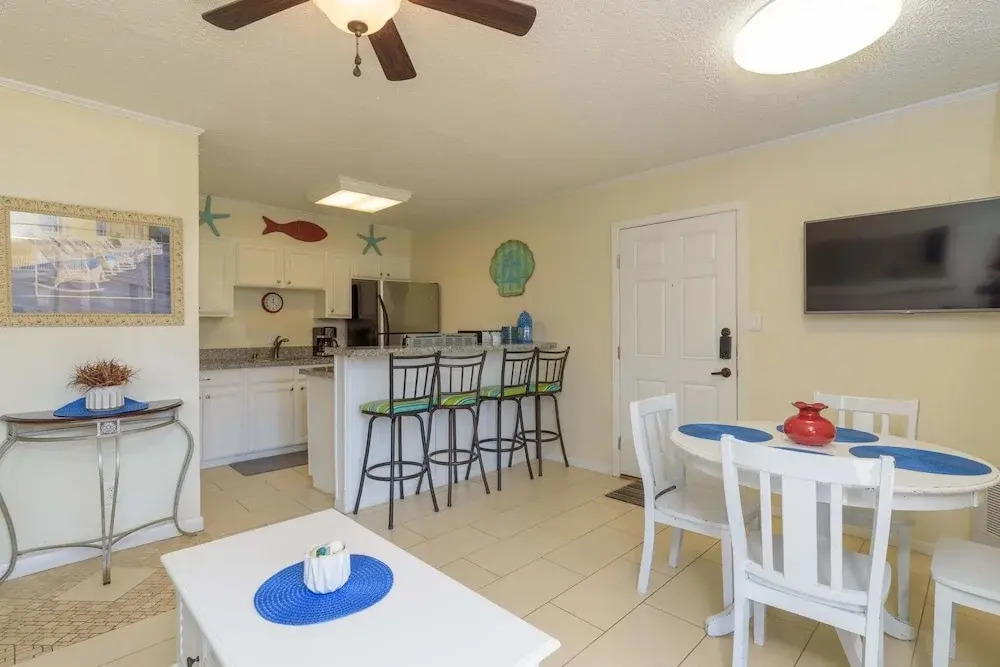 Beachfront 1br Condo W/ King Bed Sleeps 4 1 Bedroom Condo