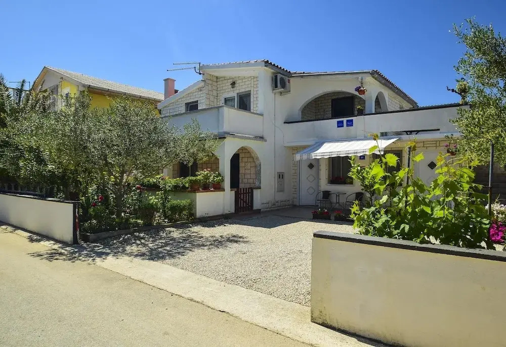 Apartments Mira Vir