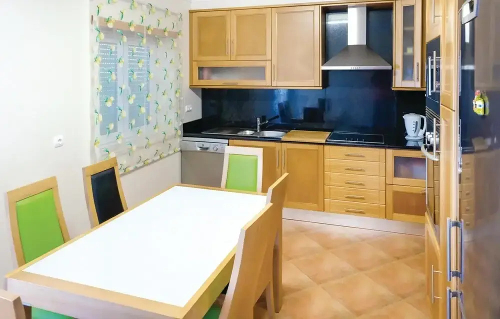 Stunning home in Ventosa do Mar w/ WiFi, 4 Bedrooms and Outdoor swimming pool
