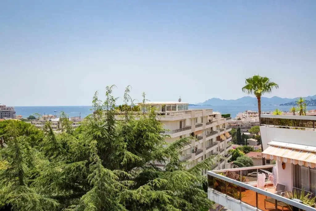 Studio with a 12 m2 terrasse sea view in Antibes Juan les Pins