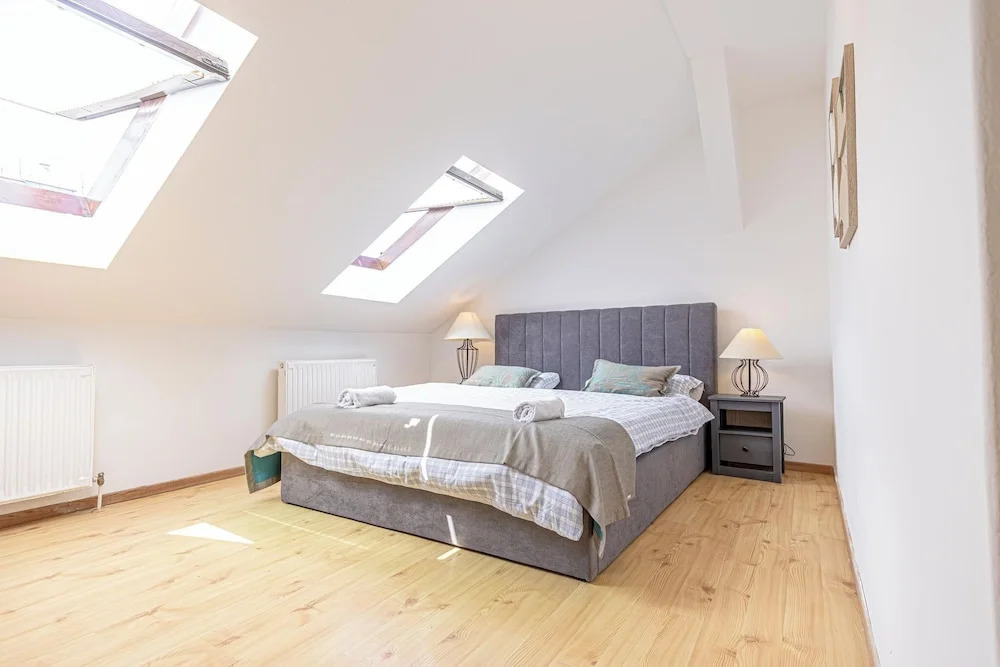 Stylish Private Rooms in 3BR Apartment with Balcony, City Center