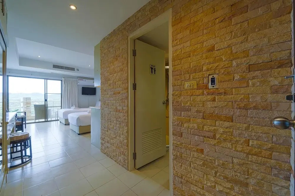 Beachfront Studio Condo-Seaview BW1