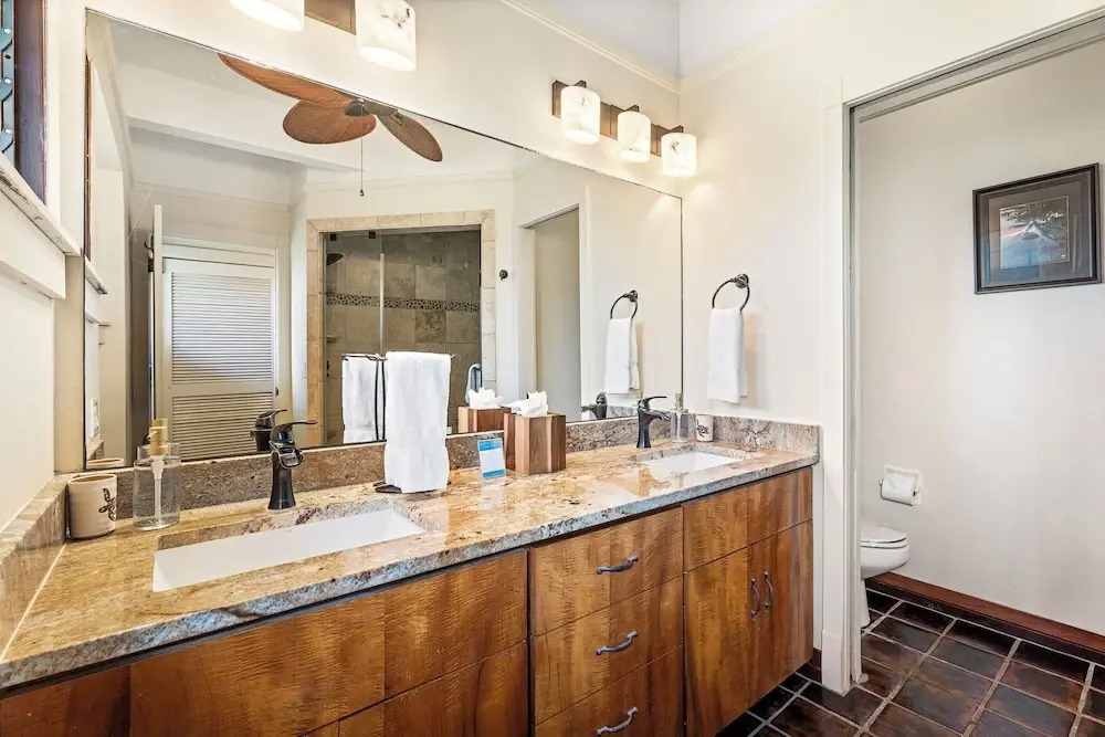 Beautiful Oceanfront - Air-conditioned - Sleeps 6 - Walk to Beach - Vrkcv