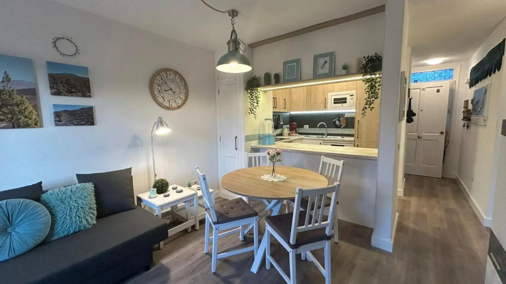 Hübsche Ferienwohnung mit 2 Schlafzimmern, Pool und WLAN, Strandnähe