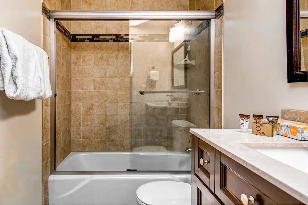 2BR Condo in Perfect Location by RedAwning