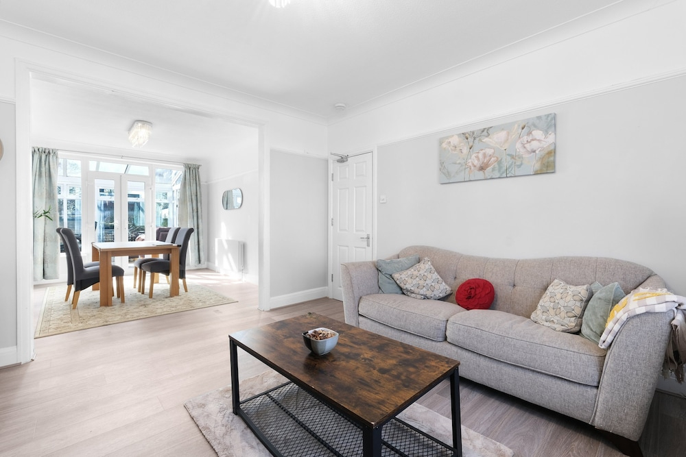 Spacious 5 Bedroom Family Home in Harrow