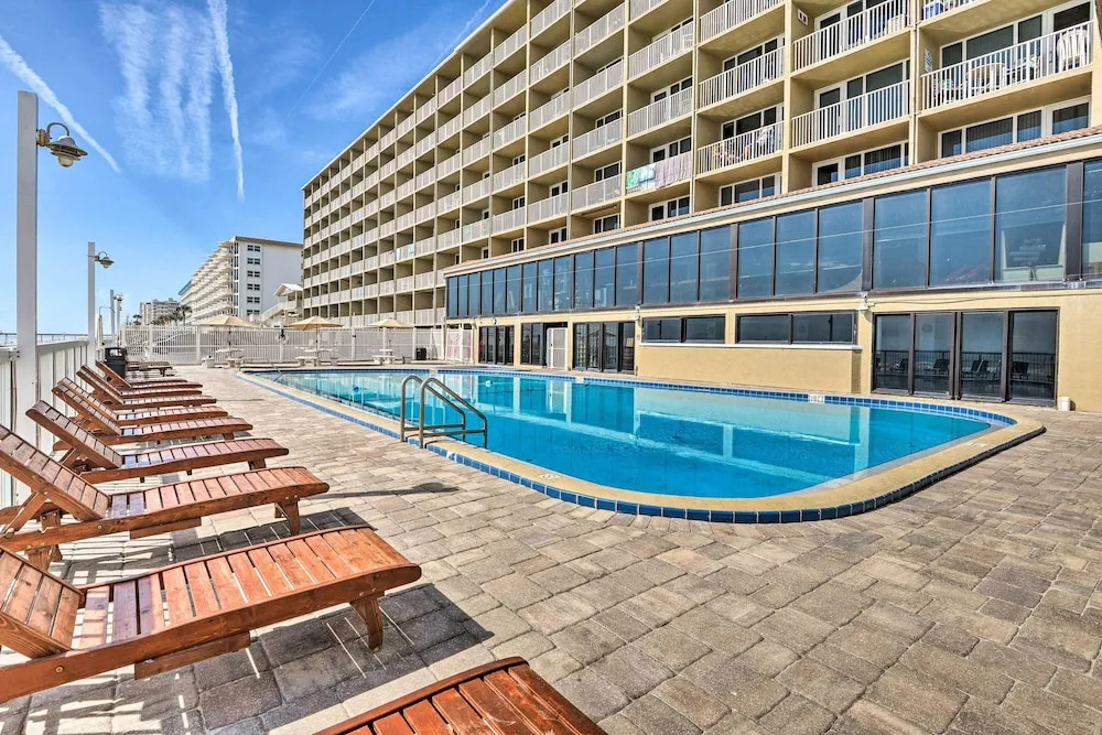 Oceanfront, Fourth-floor Condo on Daytona Beach!