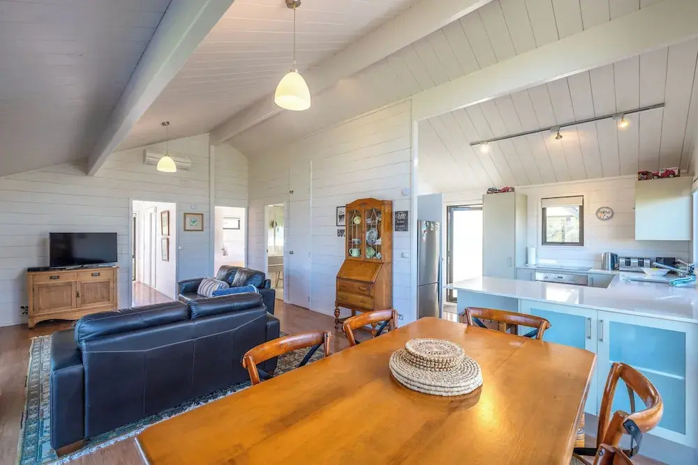 Matai Cottage in Oneroa with Sea Views