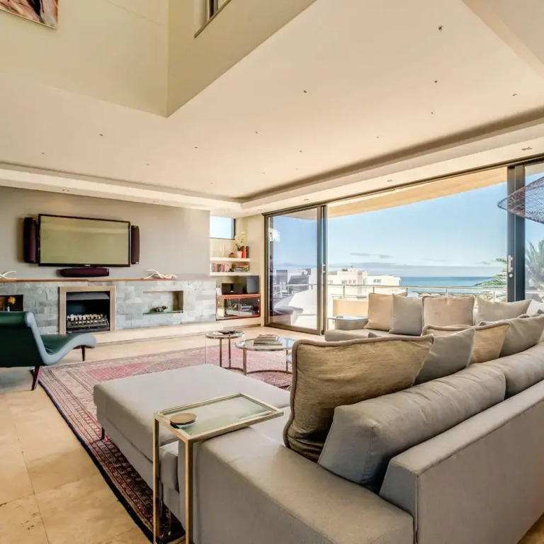 Multi-level Family Villa w Private Pool Views Lions Crest