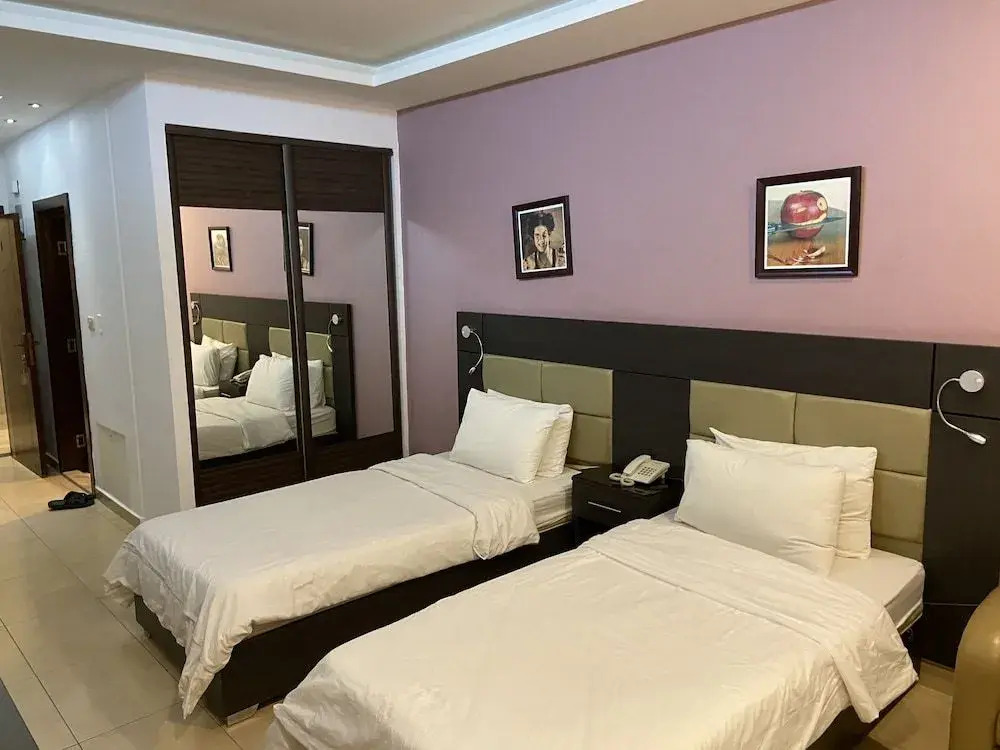 7 Days Hotel