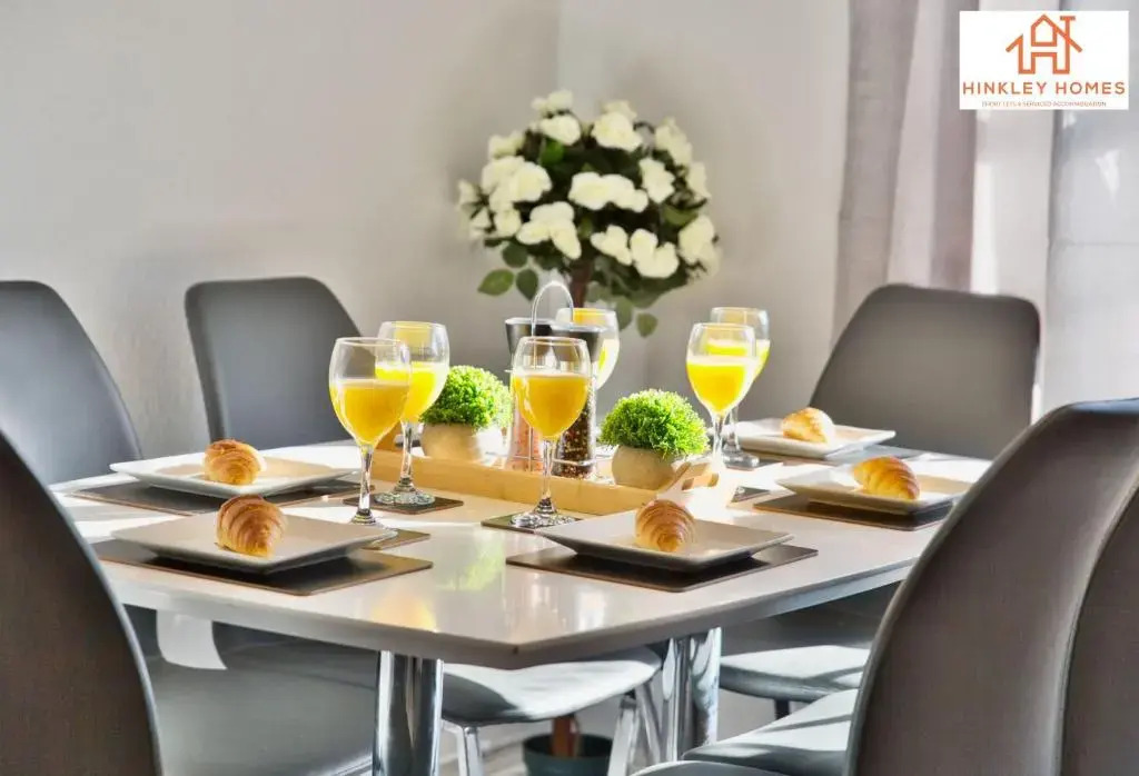 The Highstreet Retreat - Luxurious, Central & Spacious! By Hinkley Homes Short Lets & Serviced Accommodation
