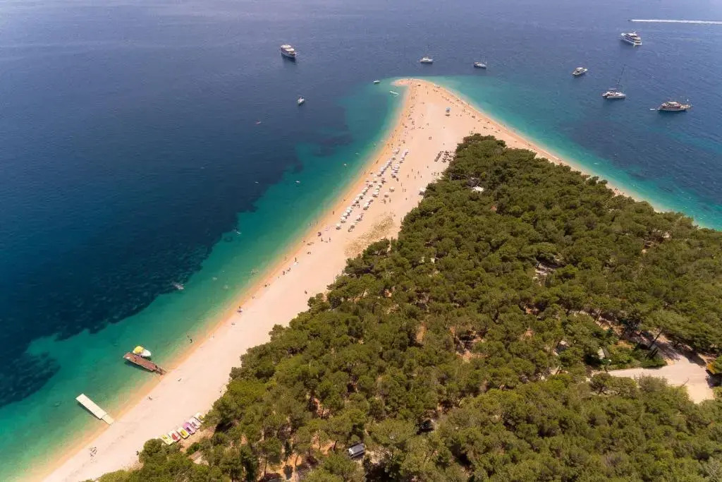 Luxury Villa Zlatni Rat with Pool, Near Zlatni Rat Beach, Bol