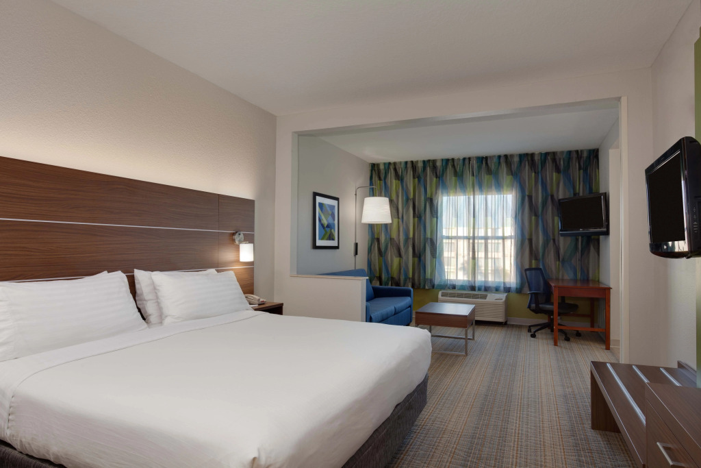 Holiday Inn Express & Suites Orlando International Airport by IHG
