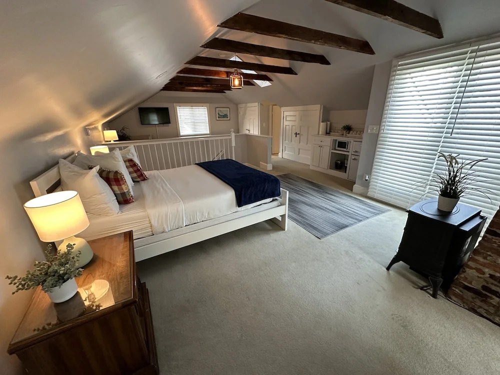 Unique Loft With Rooftop Deck In Downtown Newport - Unit 3 Home
