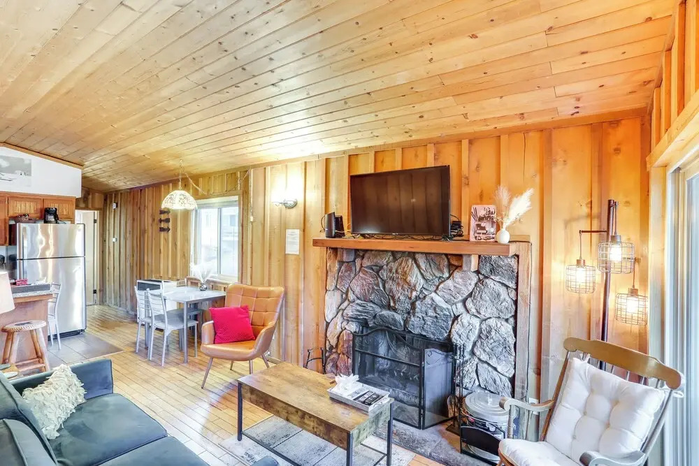 Near Skiing & Hiking: Dog-friendly Big Bear Cabin