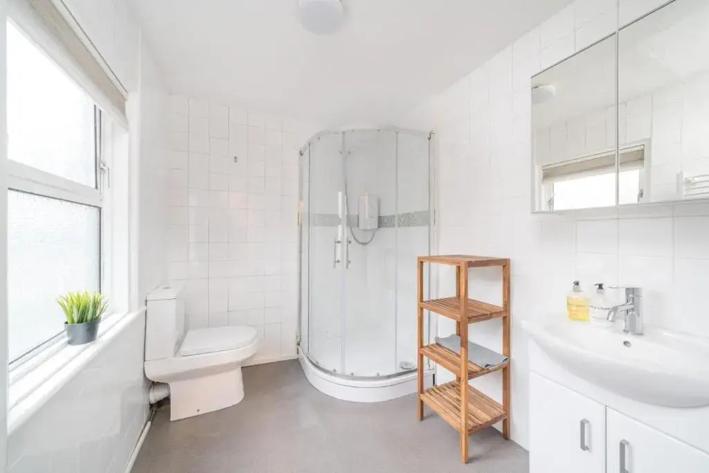 Oxford Street & Soho Square Apartment - Spacious Studio Suite, Full Kitchen, Two Double Beds, Stairs Access