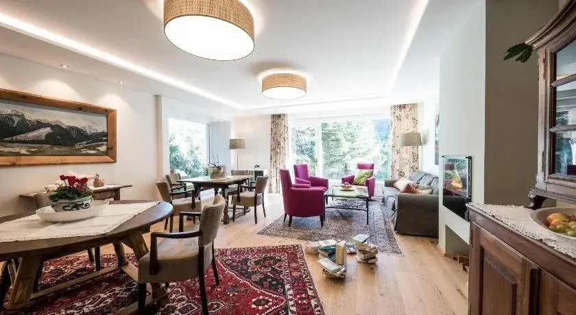 Gästehaus Schusser an der Therme, Frühstück, Doppelzimmer und Ferienwohnung