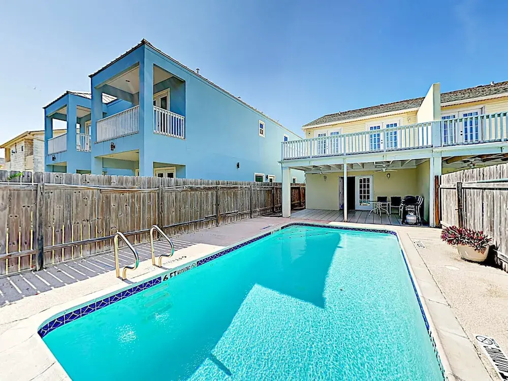 New Listing! Island W/ Pool, Walk To Beach 3 Bedroom Condo